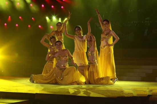 圖3、南開大學數學學院09級有一個女生寢室,寢室六名同學有兩名被保送到北大讀研,一名考上北大研究生,兩名被保送到南大讀研,還有一名將遠赴北卡羅來納州立大學深造。對于這樣的宿舍,大家的初印象一定是個嚴謹、刻苦、呆板的“學霸”寢室。而南開大學畢業晚會上,她們的一段肚皮舞卻驚艷全場,讓大家大呼“太美了”。這六個洋溢著青春氣息的姑娘用她們的故事告訴大家:我們的青春正當時,我們并不書呆子。