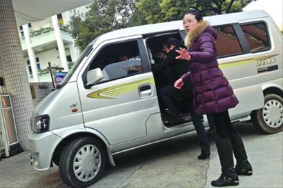 在學校門口,老師正在安撫去世學生的家屬。 /晨報記者肖允