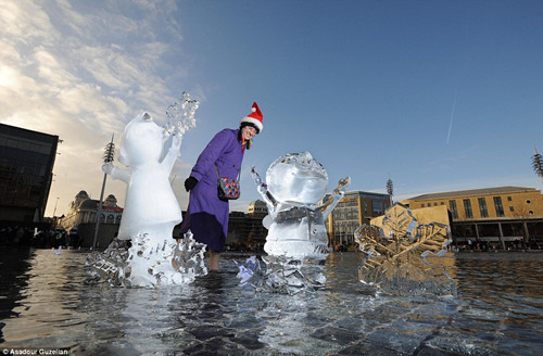 盤點(diǎn)圣誕節(jié)動(dòng)人場(chǎng)景:巨幅投影造夢(mèng)幻瞬間(圖)(3)