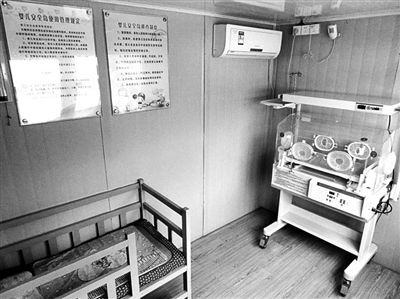 嬰兒床、保溫箱以及上方的紅外探測儀