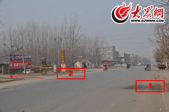 據村民介紹,“1”處為城管人員執法處,“2”處是李某玩手機的地方,箭頭指向為李某“逃跑”的方向。