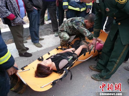 被成功救出的被困女子 劉辰 攝