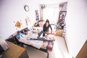 給丈夫活動身體,是她每天必須做的 本組圖片 記者 張誠 攝